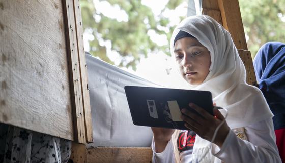 Meisje Laila leert dankzij War Child tabletonderwijs van Can't Wait to Learn_War Child Libanon_200820