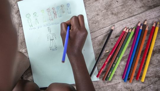 Meisje tekenend op de grond_tekening in DRC_War Child DR Congo_180628
