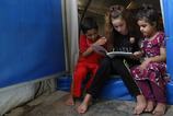 Nadia leest voor in de tent op een veilige plek in Mosul_War Child Irak_181004