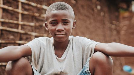 Nelson uit DR Congo woont nu met zijn familie in Oeganda_War Child Oeganda_190917.jpg