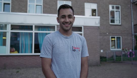 Robert is vrijwilliger voor TeamUp, het spel- en bewegingsprogramma voor gevluchte kinderen in Nederland_War Child_200810