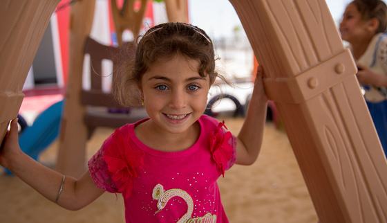 Jordaans meisje in speeltuin_War Child Jordanië_180427