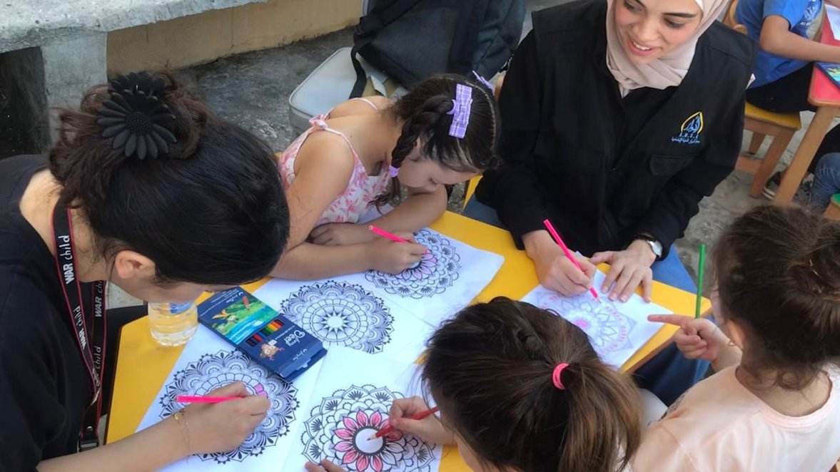 Collega's doen activiteiten met kinderen in Libanon